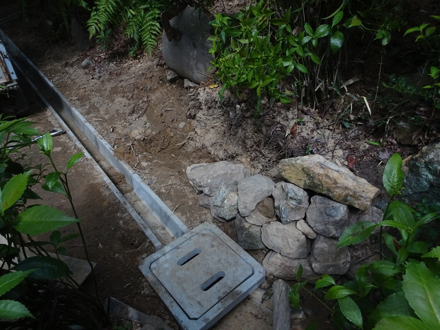 離れ裏　U字溝　石積241001 (2)