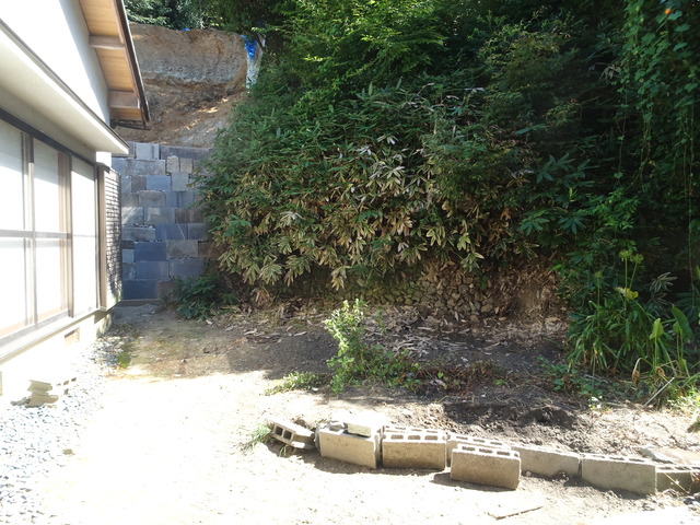 崖工事関連 離れ裏 U字溝 工事前2408 (1)