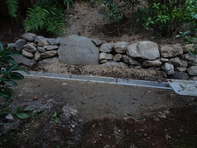 離れ裏　石積み24110 (2)