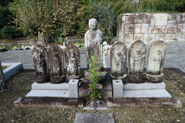 お地蔵さんとケイトウ　花 (1)