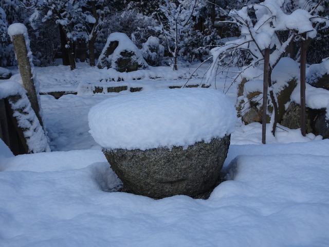 帽子　手水鉢墓地