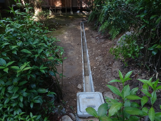 離れ裏　U字溝 (1)