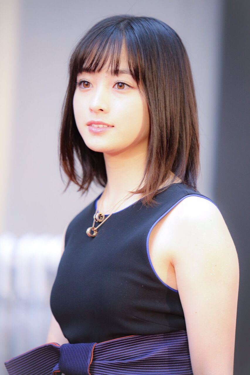 橋本環奈　5年ぶり写真集が発売前に重版決定、美脚あらわな未公開カット解禁