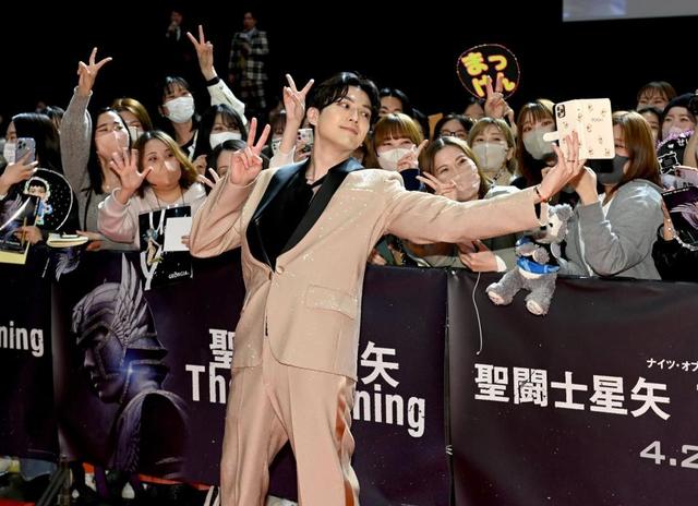 新田真剣佑 「聖闘士星矢」ジャパンプレミアで結婚発表後初の公の場、ファンに神対応 : 最速・最新 エンタメ芸能ニュースコレクト