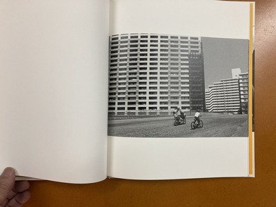 岡本正史写真集『Walks Tokyo 2022』1