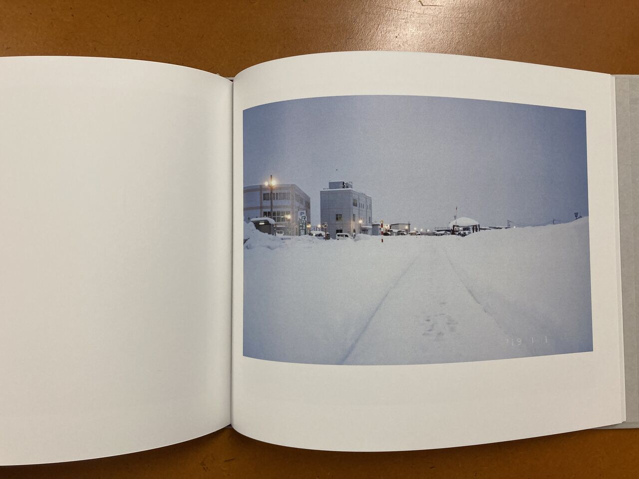 宮本あずさ写真集 ルスカスの花 Graf Publishers 22年9月日発行 蒼穹舎 書肆蒼穹舎 宮本あずさ写真集 ルスカスの花 Graf Publishers 22年9月日発行 蒼穹舎 書肆蒼穹舎