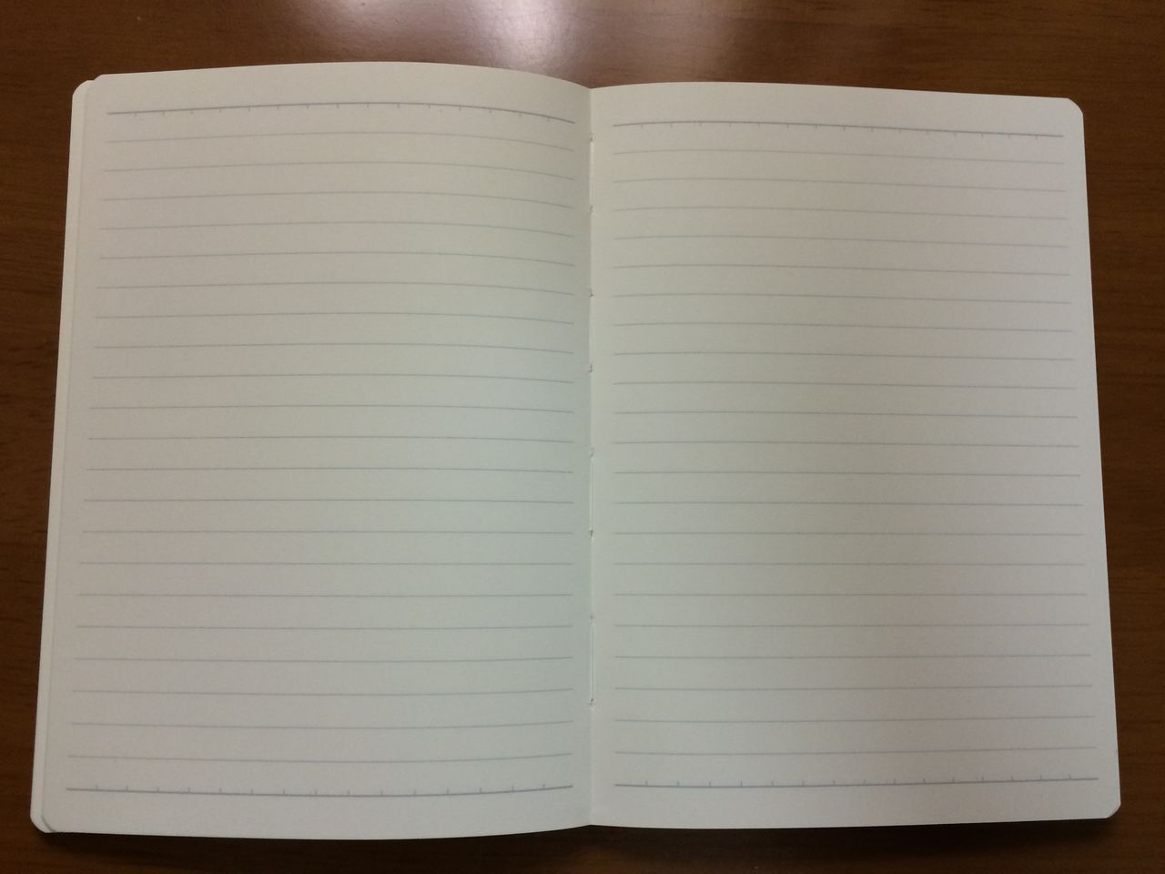写真で見る 無印良品 滑らかな書き味のノート A6 72枚 6mm横罫 側には紙とペンと 写真で見る 無印良品 滑らかな書き味のノート A6 72枚 6mm横罫 側には紙とペンと