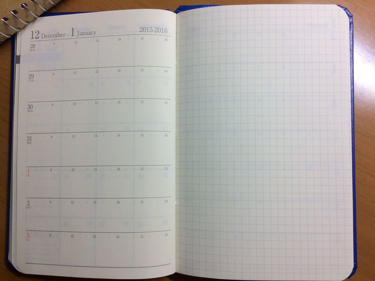 16年の手帳は ダイスキン Diary A6変形 側には紙とペンと