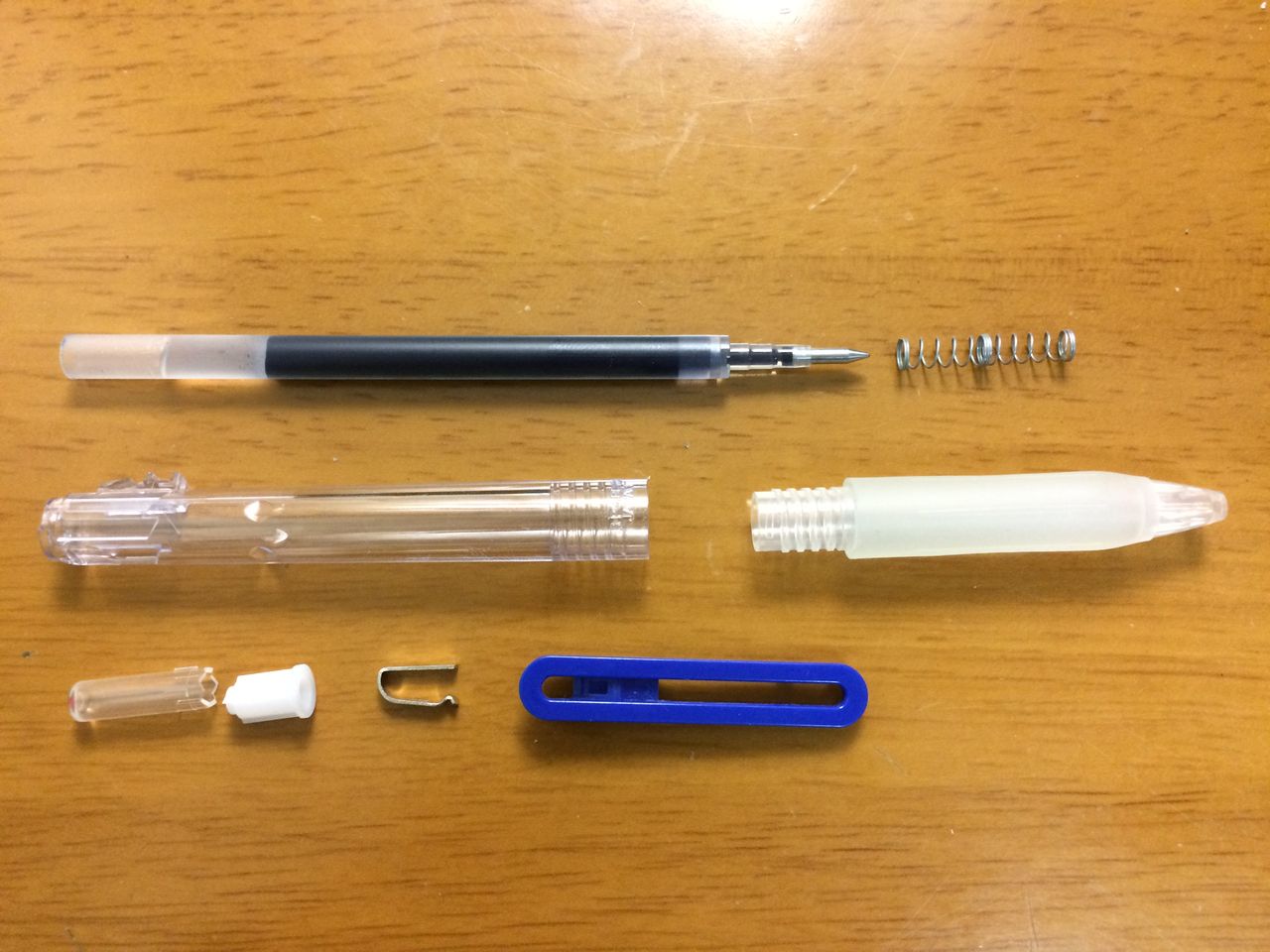 無印良品の さらさら描けるゲルボールペン をカスタマイズ 側には紙とペンと 無印良品の さらさら描けるゲルボールペン をカスタマイズ 側には紙とペンと