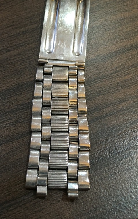 Gay Freres bracelet for Memovox E855 を磨く