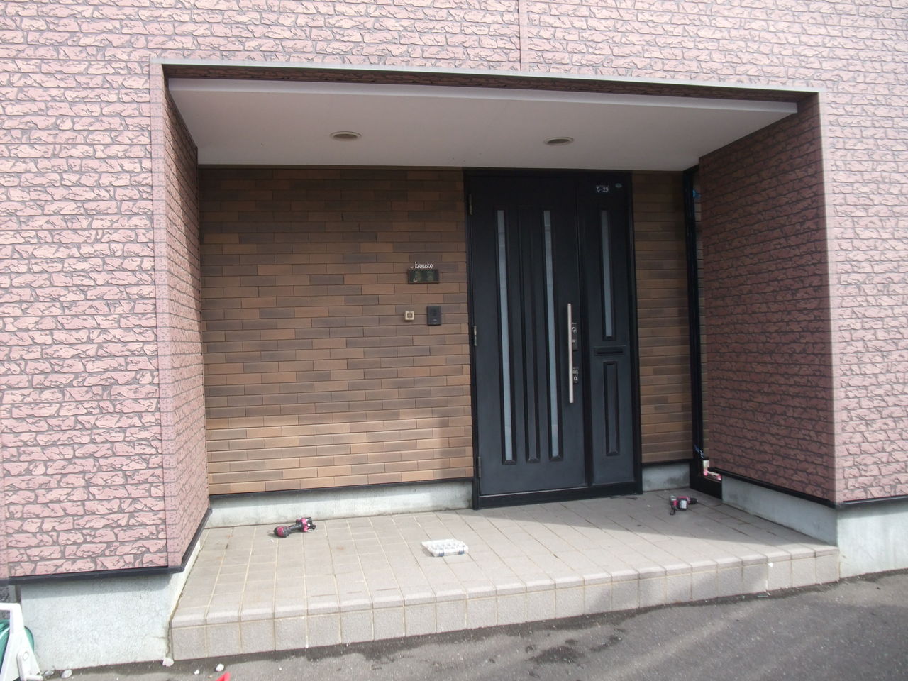 滝川市黄金町t様邸にて玄関風除室工事 こっそり大工に学ブログ おつ姫の突撃現場リポート 滝川市黄金町t様邸にて玄関風除室工事 こっそり大工に学ブログ おつ姫の突撃現場リポート