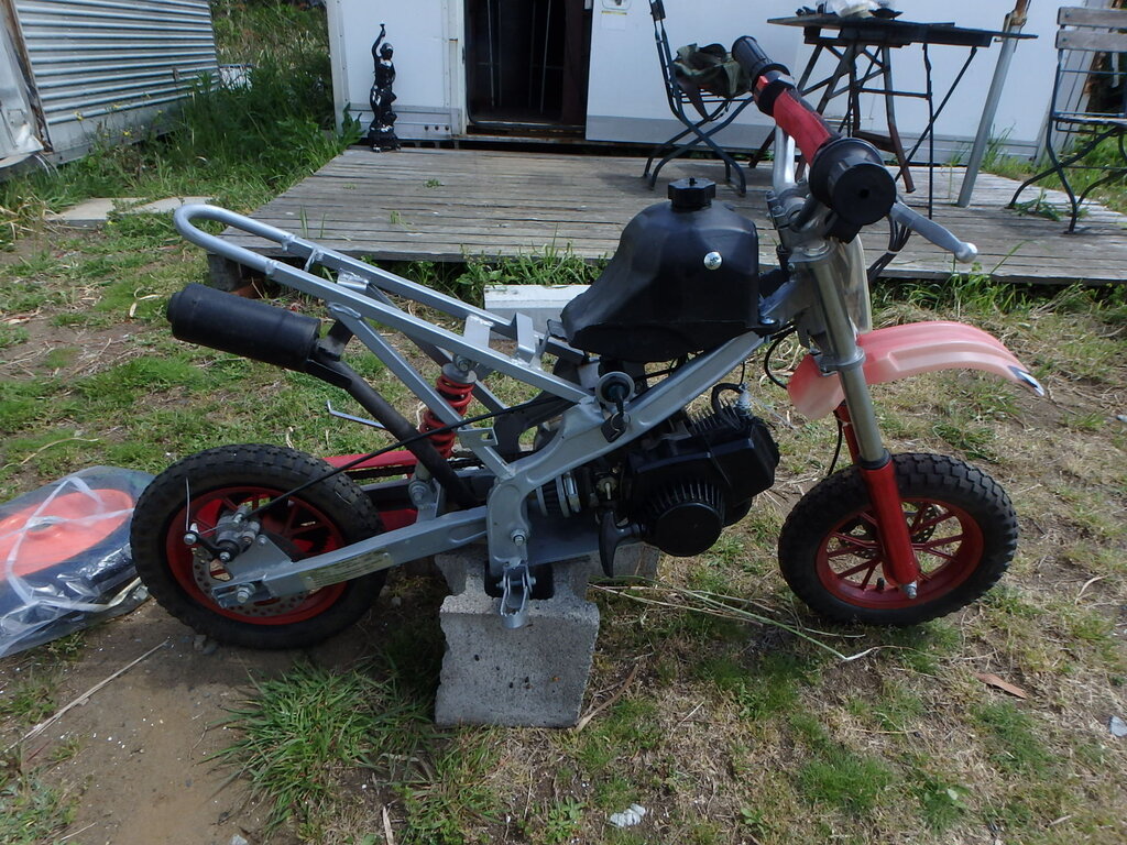 中華ポケバイのタイヤを交換する 出不精ライダーのソロキャンプ