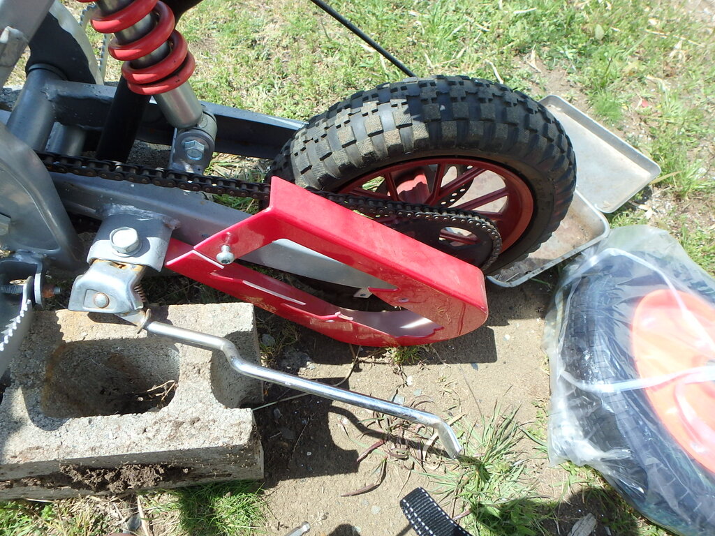 中華ポケバイのタイヤを交換する 出不精ライダーのソロキャンプ