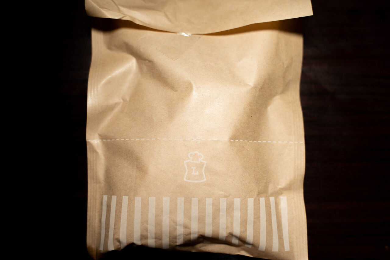 【美味い】ローソンのLチキ新作「チ～ズ薫製風味」を食べてみた / ミッチリ詰まったチーズと濃厚な薫製フレーバー