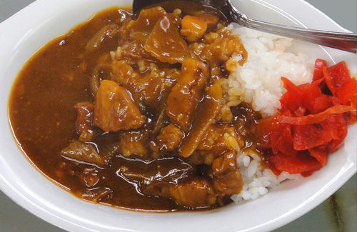【ヤバすぎ】カレーライスの女体盛りなどを提供し、9億円儲けた売春クラブ経営者ら8人逮捕