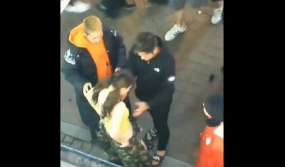 【動画】男さん、渋谷ハロウィンでナチュラルに女性の胸を揉んでしまう→なぜか女性が叩かれる事態に・・・