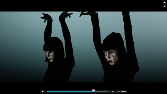 【全画面推奨】顔面プロジェクションマッピングと超人気ダンスユニット「AyaBambi」のコラボ動画がメッチャ斬新！