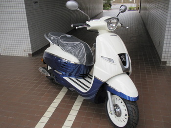 ジャンゴ125エバージョンABS(白青)右前