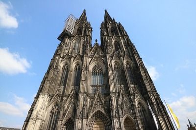 【ﾊﾞｶｯﾀｰ】神奈川大学の学生、世界遺産のケルン大聖堂に落書きするwwwwwwwww