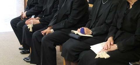 義兄嫁の養父が亡くなったと連絡があったので葬儀に参列したが義兄嫁がいなかった。