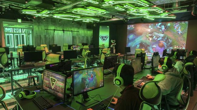 【動画】eスポーツ専門学校の入学式に『古き良きオタク』が現れる