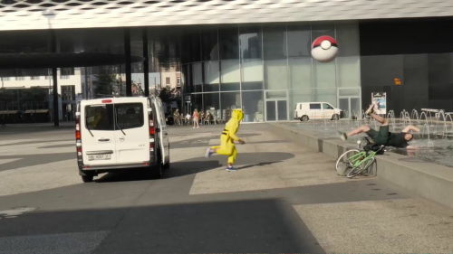 【動画】『ポケモンGO』で遊んでいる人にポケモンから逆襲!巨大モンスターボールをぶつけるドッキリwwwwww