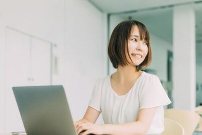 【画像】『ギャルが握る寿司屋』さん、さすがに衛生面がやばすぎるwww