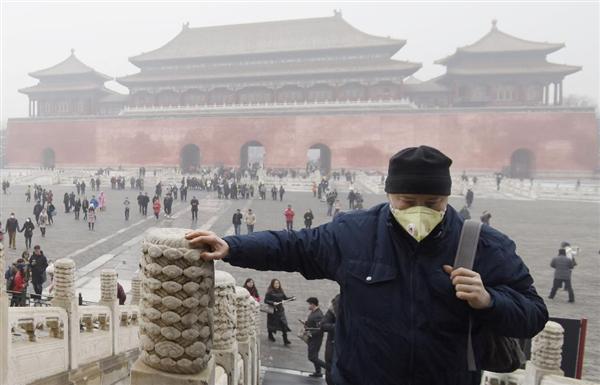 中国の大気汚染が超深刻。北京気象局「雪汚ねーから触るな」