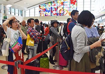 「パニック障害起こす寸前。戦争連想させる軍事機関に嫌悪感覚える」那覇空港で待たされた乗客激おこ
