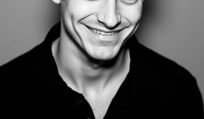 過去に迷子になった男子生徒に犬用リードをつけて遠足の中学校。紐は生徒たちが交代で持つ