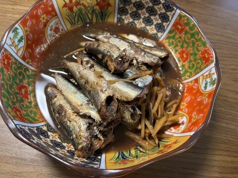 祖母の作った煮魚を美味しそうに食べる孫息子