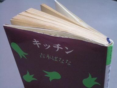 本棚の中の古い本