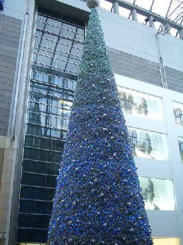 吹奏楽の演奏とクリスマスツリー