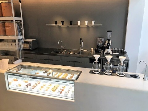 ホテルまでのカフェとスーパー