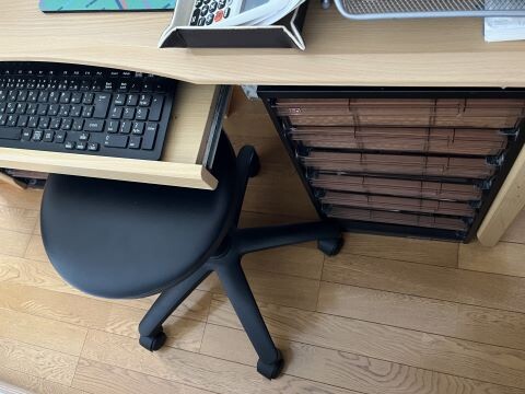 パソコンデスクの配置を変えました