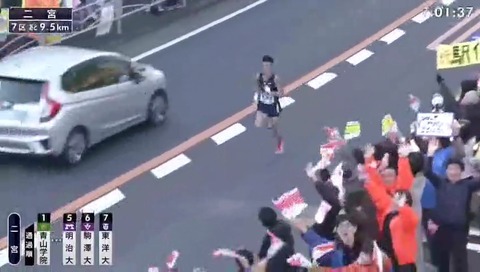 足だけ映るフリーザ