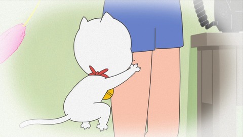 短パンのサザエさん タマにとびつかれる