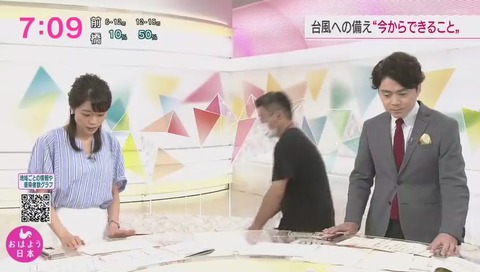 おはよう日本 スタジオ 背後スタッフ