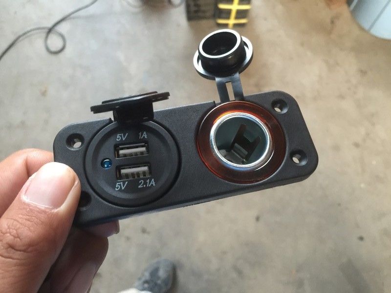ジムニーjb23 4 後部座席付近にusb シガーソケットを増設 まるそんphoto日記 ジムニーjb23 4 後部座席付近にusb シガーソケットを増設 まるそんphoto日記