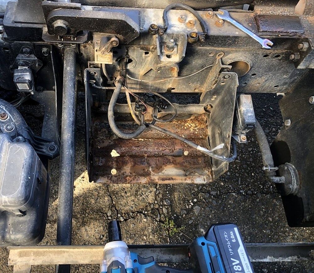 2t積載車のバッテリー台補修 まるそんphoto日記