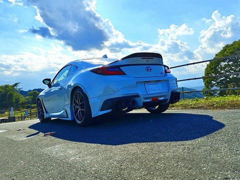 GR86に装着したロッソモデロ4本出しマフラーの全景