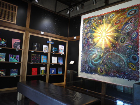 月・太陽・宇宙などテーマに合わせて本や展示が変わる