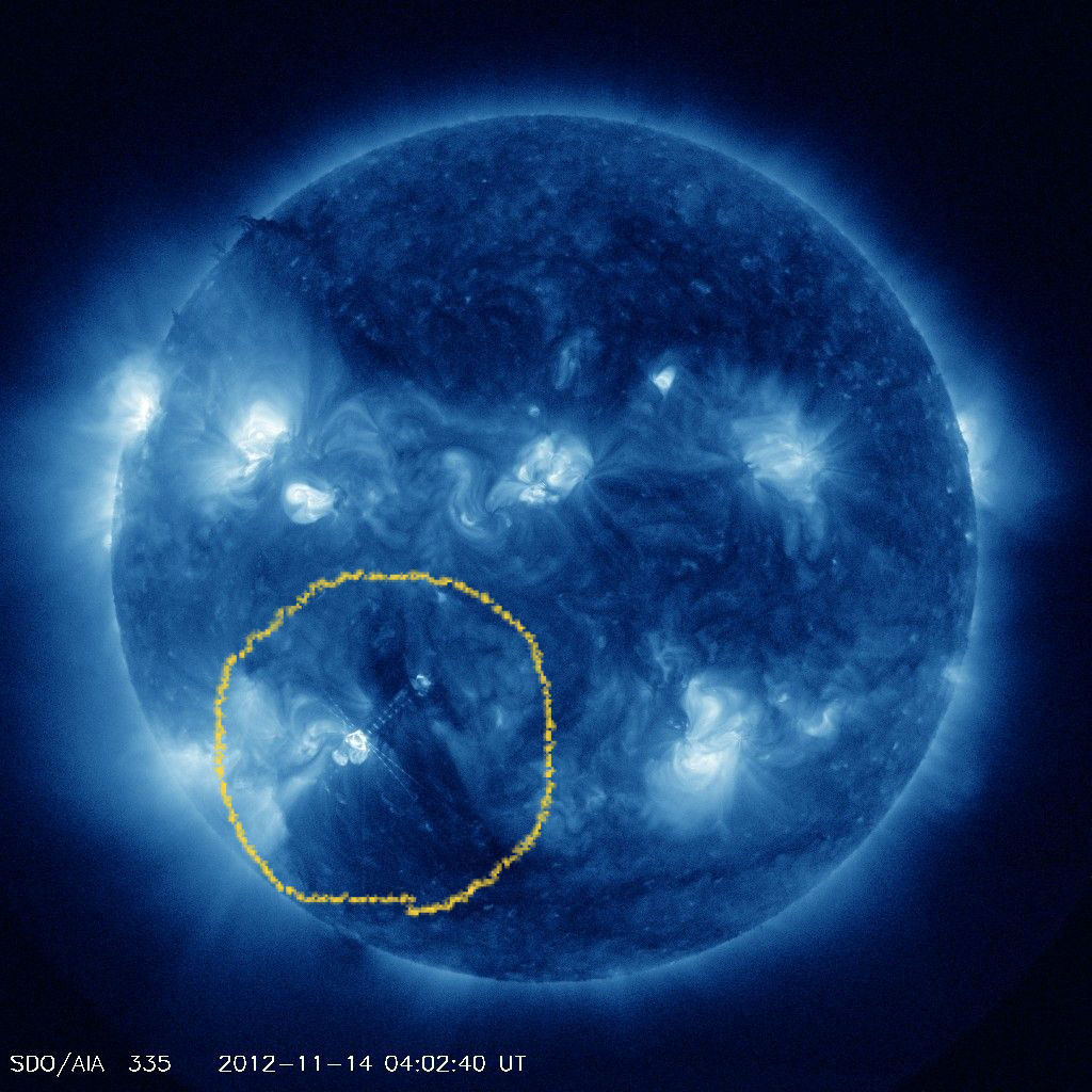 空に向かって 太陽表面に見える丸いものは宇宙船