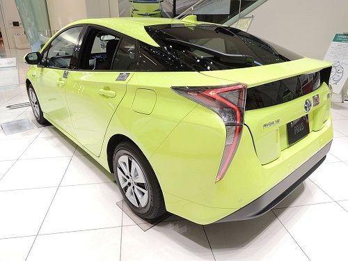 T500OYOTA_PRIUS_ZVW50_A_E-Four_Rear