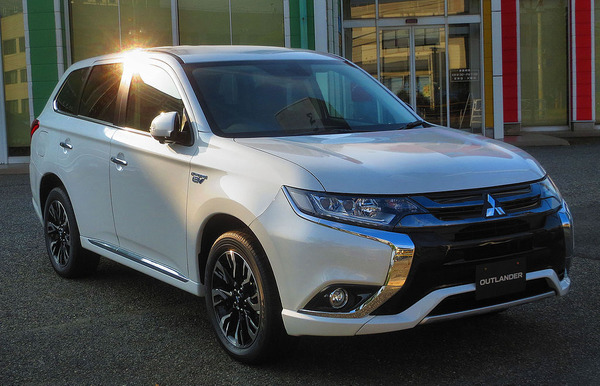 Mitsubishi_Outlander_PHEV_G_Safety_Package_0381_01