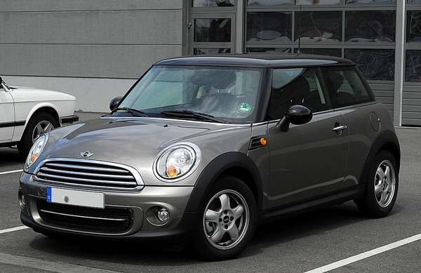1024px-Mini_Cooper_(R56,_Facelift)