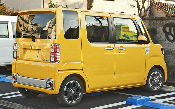 Daihatsu_Wake_102