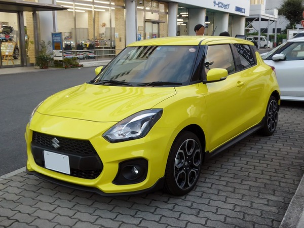 1024px-Suzuki_SWIFT_Sport_(CBA-ZC33S-VBRM-J)_front