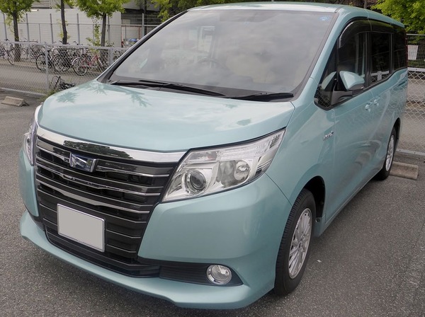 Toyota_NOAH_HYBRID_G_(ZWR80G)_front