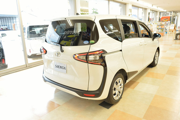 シエンタ_X_ホワイトパール_外観（リア）